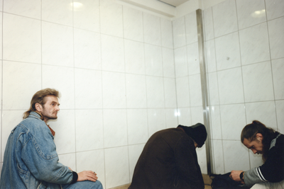 360067 Afbeelding van enkele drugsverslaafden en/of daklozen in het kantoor- en winkelcentrum Hoog Catharijne te Utrecht.